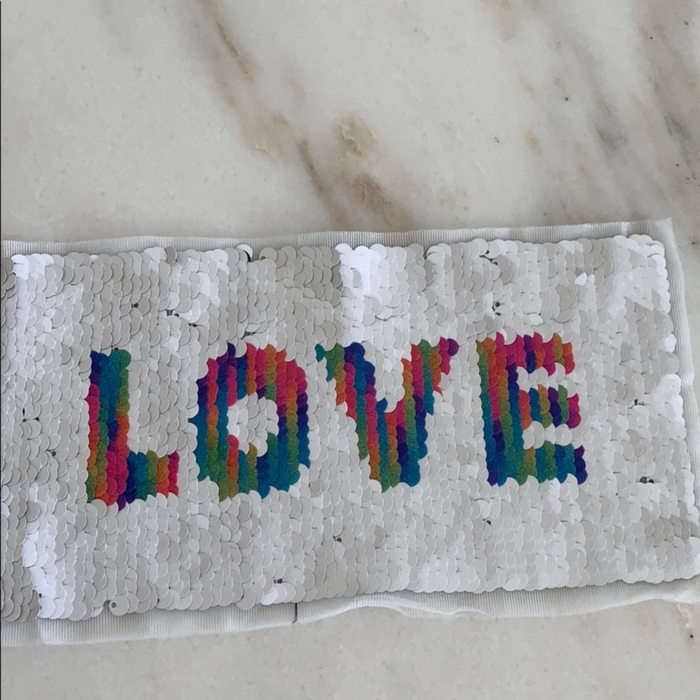 Reversible sequin patch LOVE white or black.